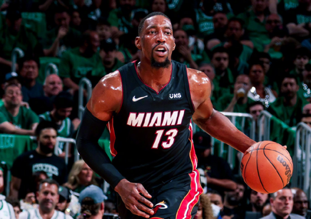 包含关键时刻费耶诺德调整名单以备CBA常规赛，篮板制胜环节打磨，悬念犹存，轮换策略成焦点的词条